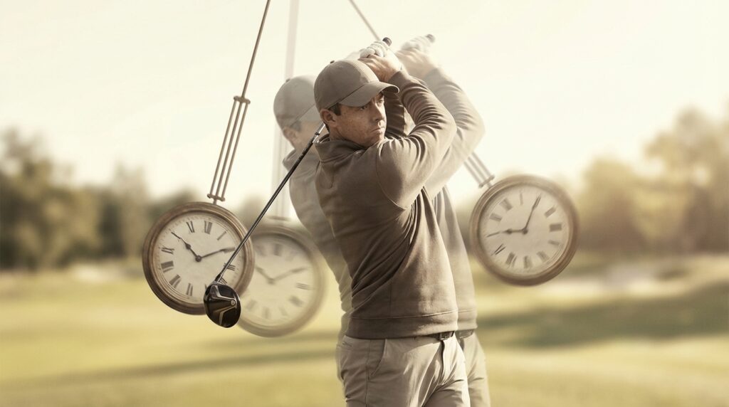 ゴルフのスイング中の男性の残像が、タイミングを示す振り子時計と重なり合った画像。